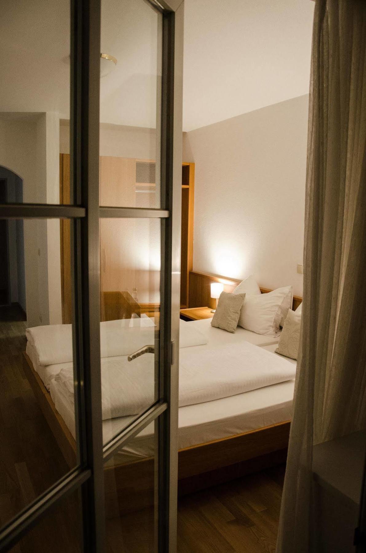 Hotel Blaue Traube ショーンガウ エクステリア 写真